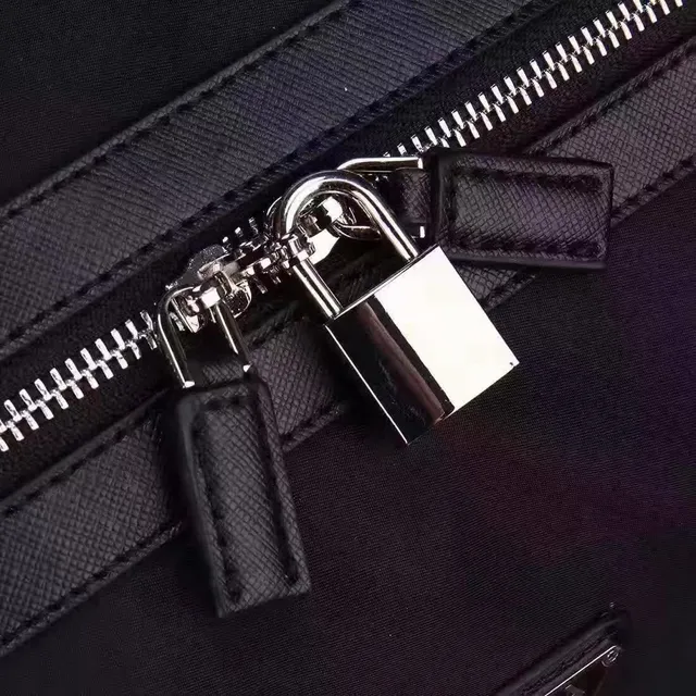 Prada কালো কাঠামোগত নায়লন চামড়া দিয়ে সজ্জিত ডাফল ব্যাগ 6