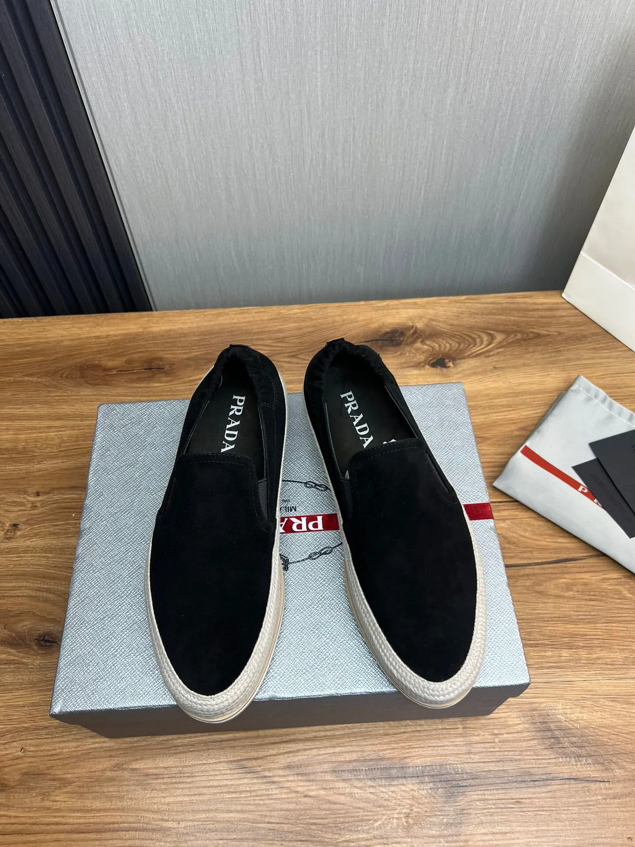 Prada Zapatos Slip-On de Ante Negro para Barco 2