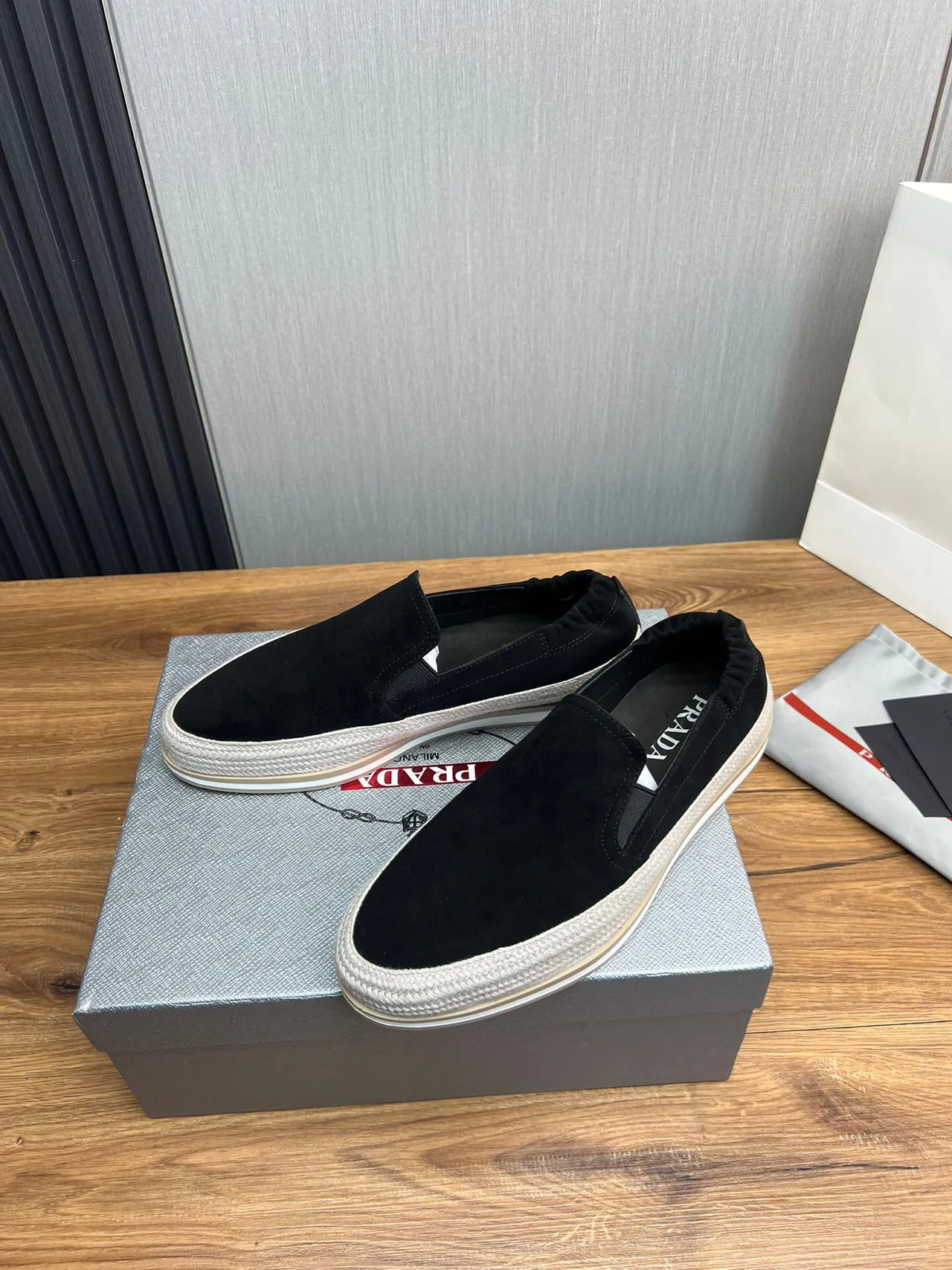 Prada Zapatos Slip-On de Ante Negro para Barco 3
