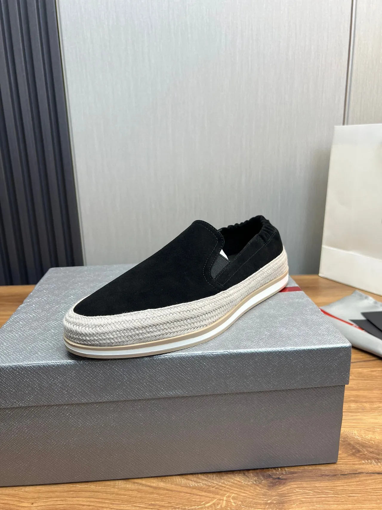 Prada Zapatos Slip-On de Ante Negro para Barco 4