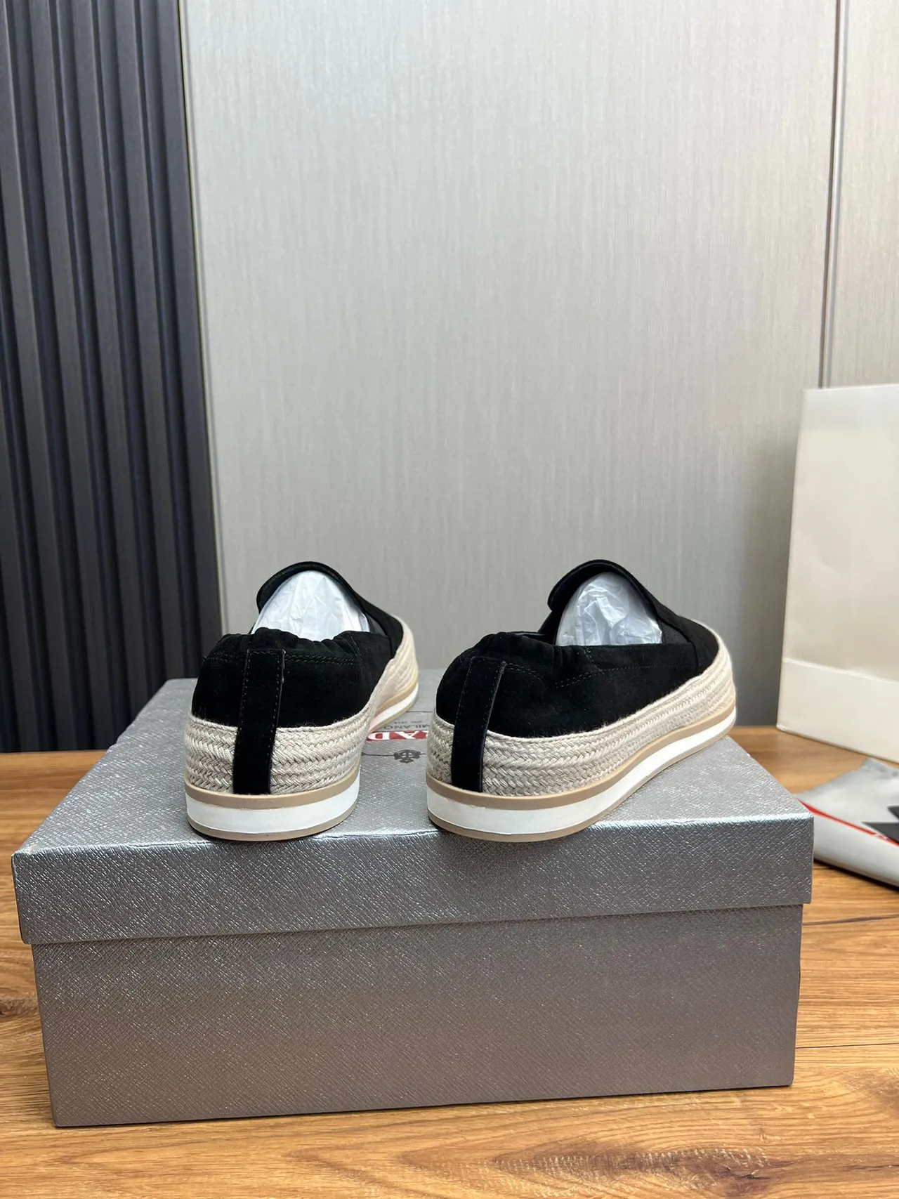 Prada Zapatos Slip-On de Ante Negro para Barco 5