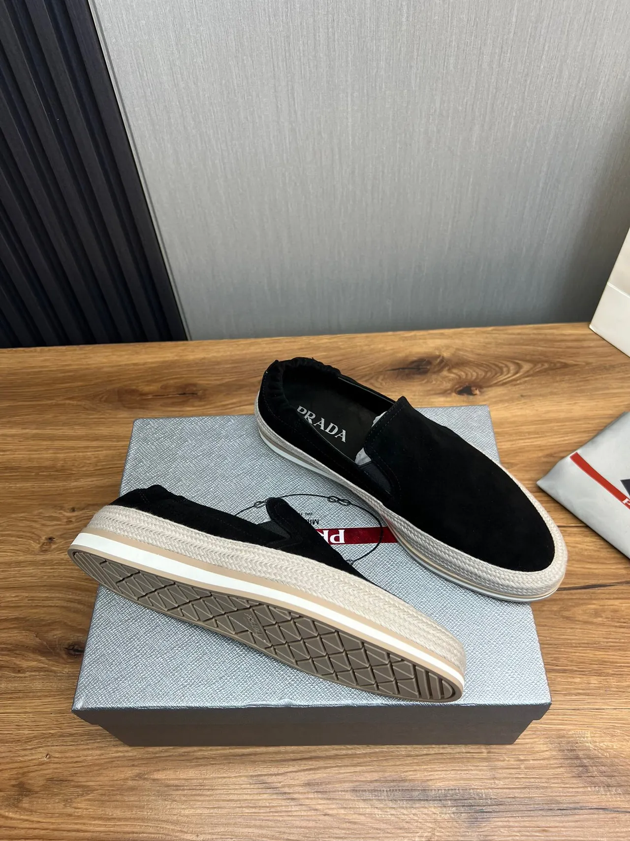 Prada Zapatos Slip-On de Ante Negro para Barco 6