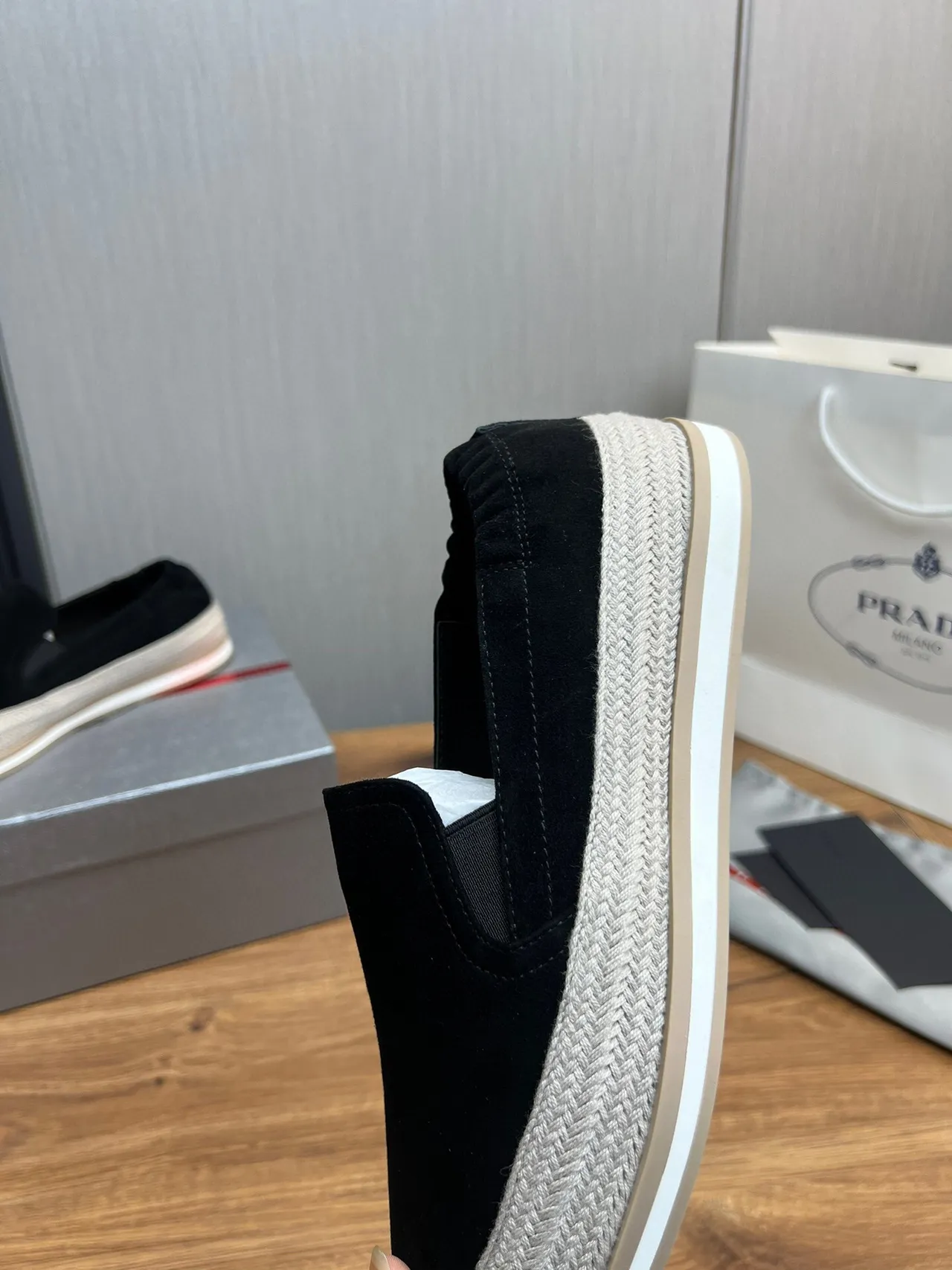 Prada Zapatos Slip-On de Ante Negro para Barco 9