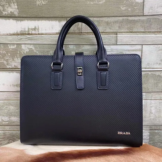 Prada Bolso Boston de Cuero Texturizado con Fibra de Carbono con Asa Doble 2