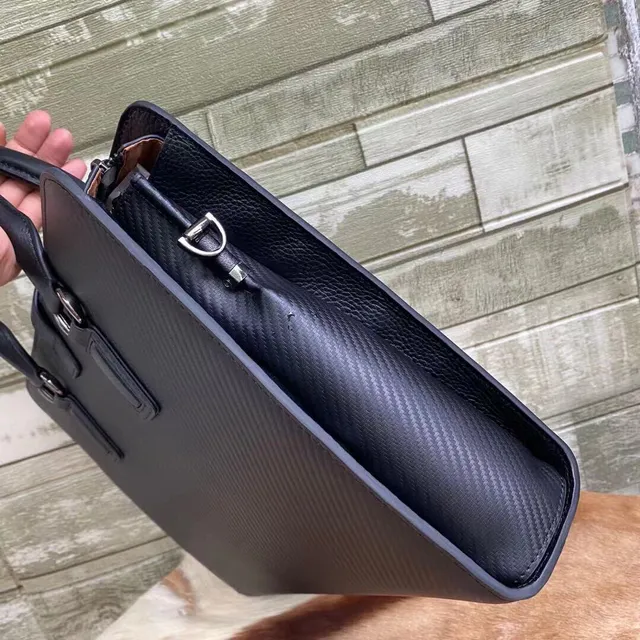 Prada Bolso Boston de Cuero Texturizado con Fibra de Carbono con Asa Doble 4
