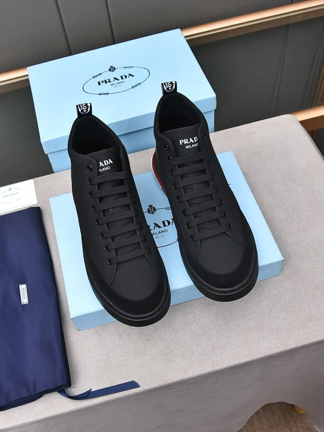 Prada Cloudbust 黑色和红色 高帮生活方式运动鞋 2