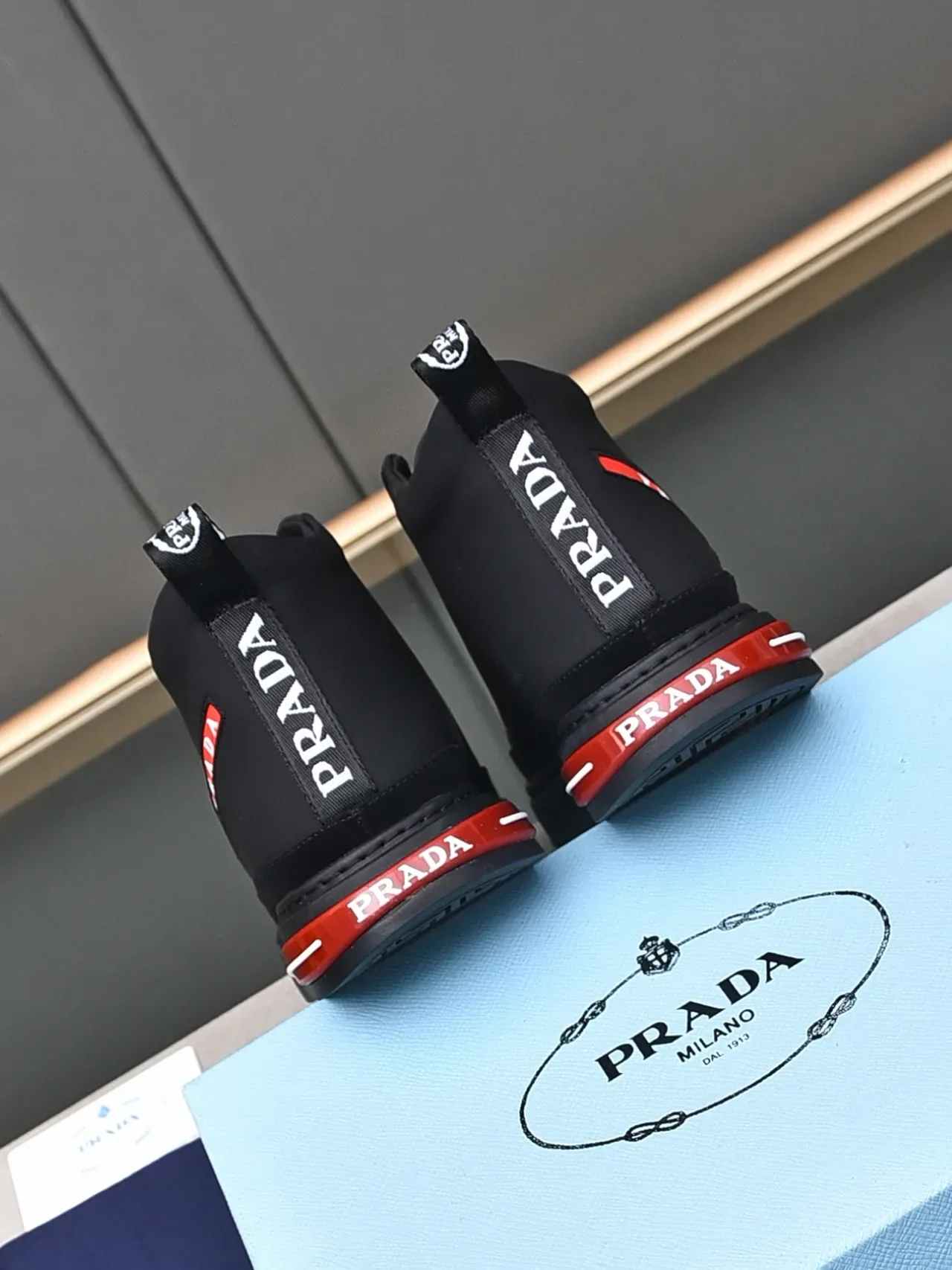 Prada Cloudbust 黑色和红色 高帮生活方式运动鞋 3