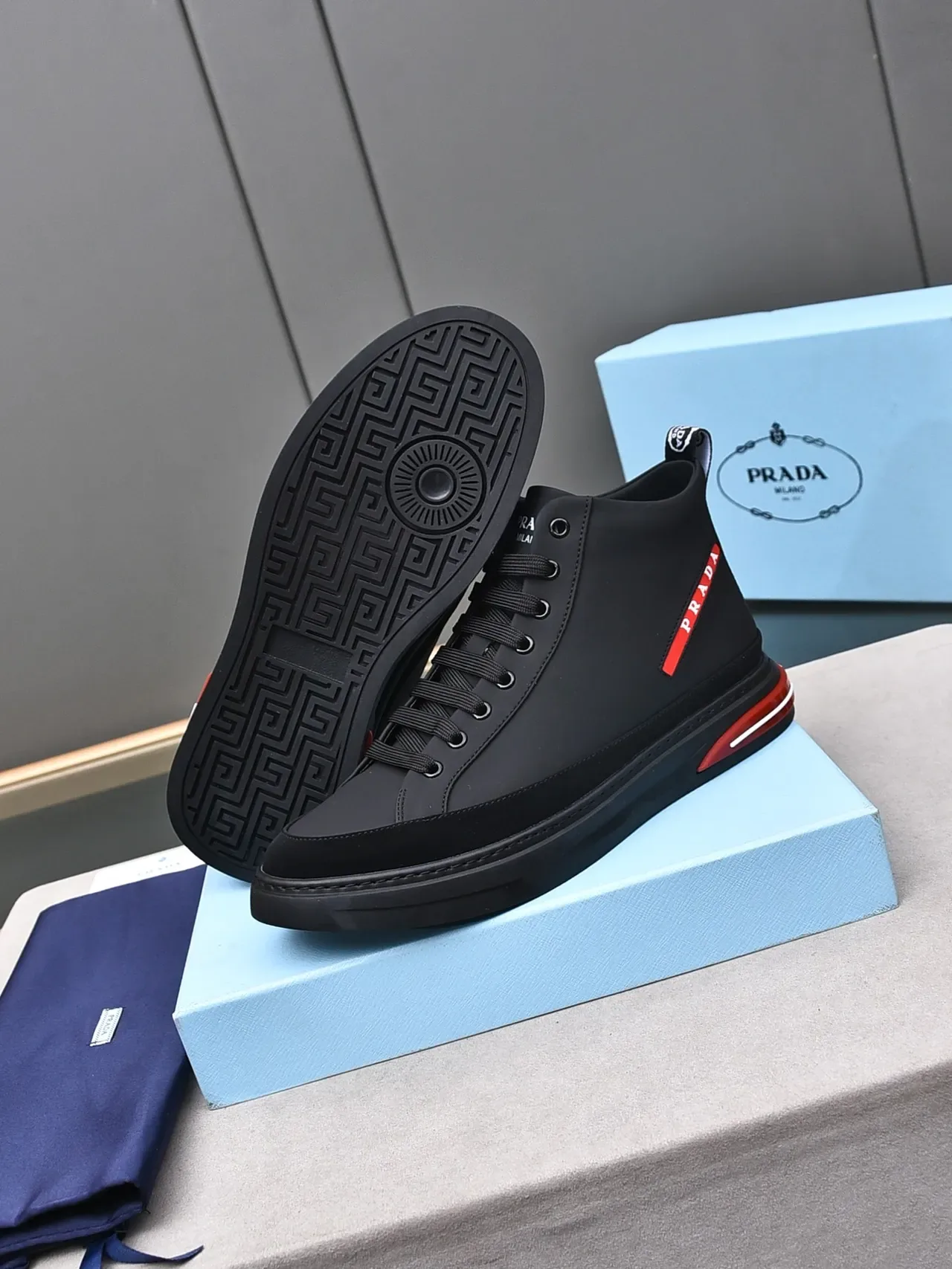 Prada Cloudbust 黑色和红色 高帮生活方式运动鞋 4