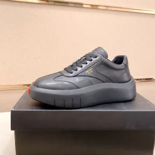 Prada Cloudbust काली पट्टीदार चमड़े के लाइफस्टाइल स्नीकर
