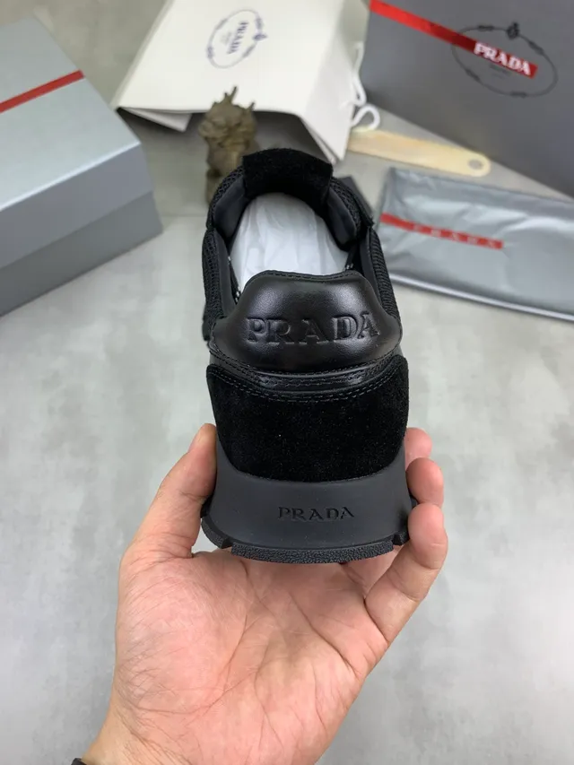Prada Cloudbust Chaussures lifestyle noires et blanches à empeigne hybride mesh et daim semelle chunky rugged 3
