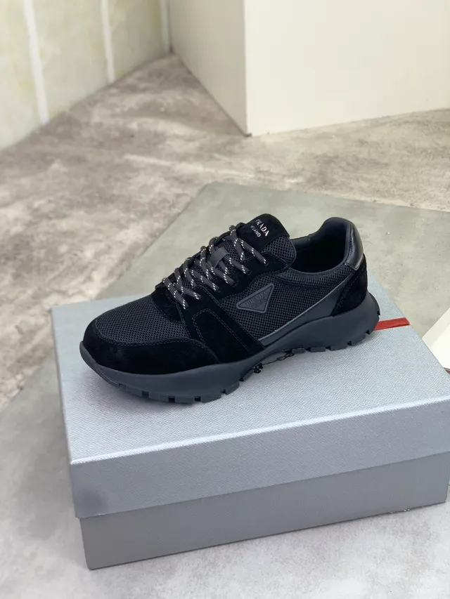 Prada Cloudbust Chaussures lifestyle noires et blanches à empeigne hybride mesh et daim semelle chunky rugged 4