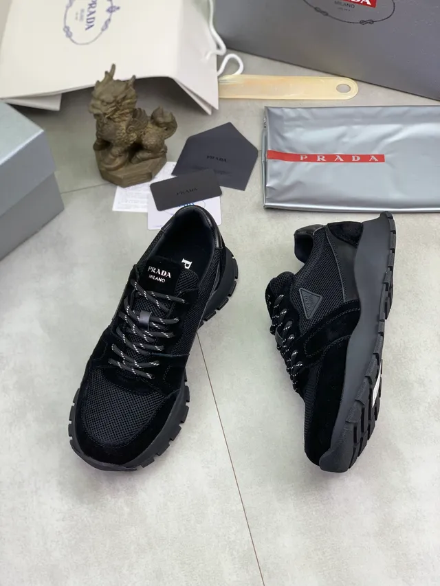 Prada Cloudbust Chaussures lifestyle noires et blanches à empeigne hybride mesh et daim semelle chunky rugged 5