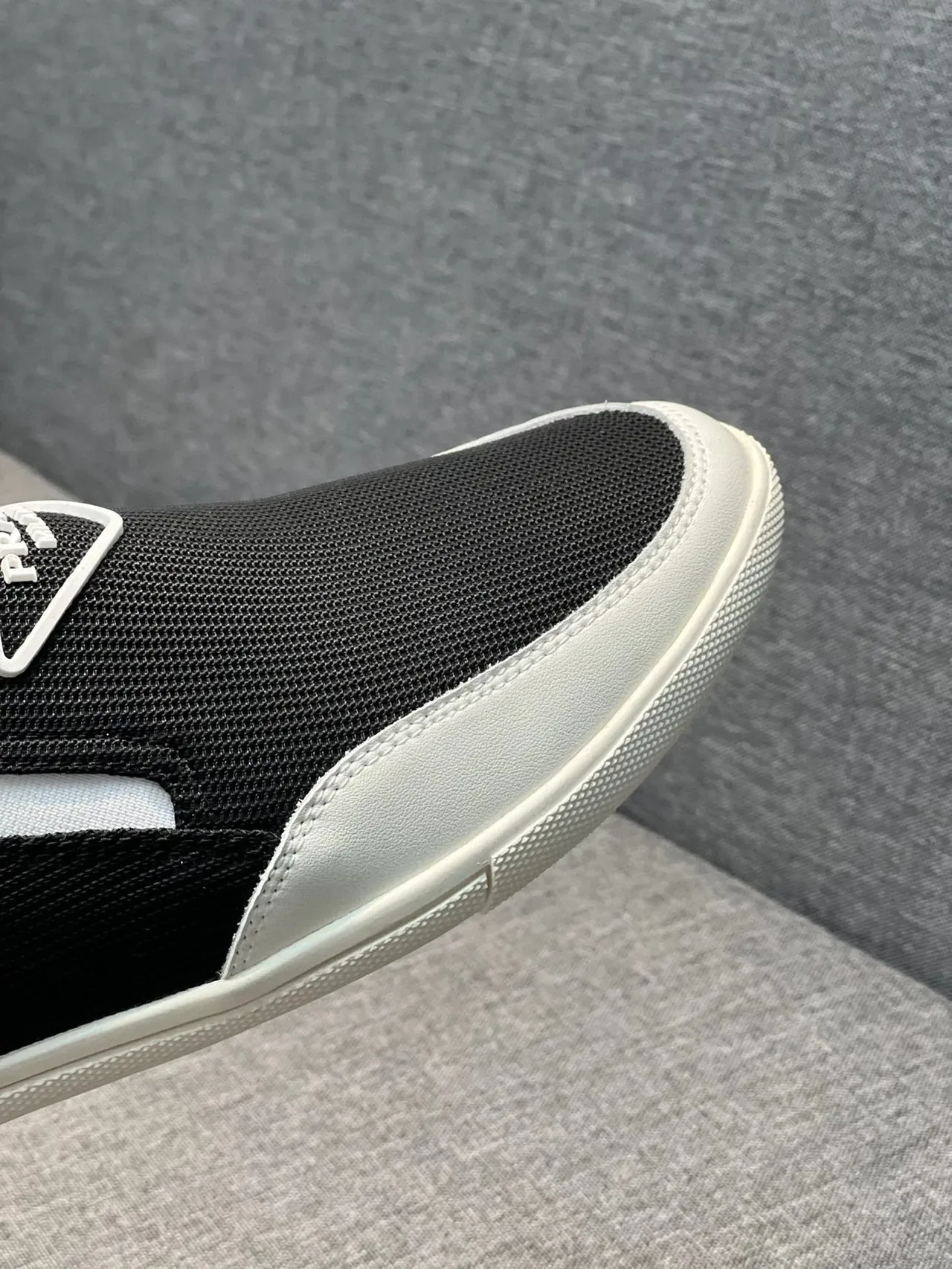 Prada Cloudbust Negro y Blanco Slip-On Malla y Cuero Superior Zapatillas Lifestyle 2