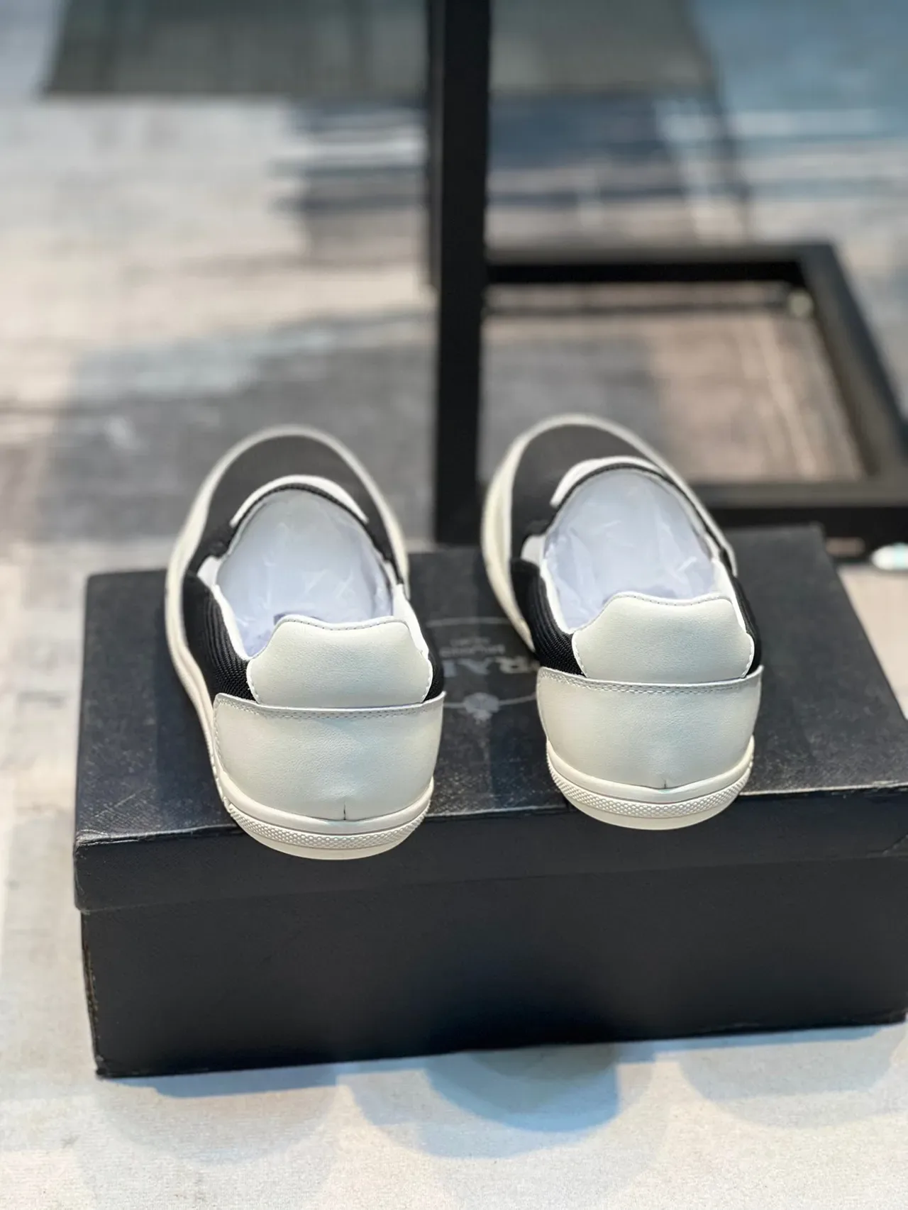 Prada Cloudbust Negro y Blanco Slip-On Malla y Cuero Superior Zapatillas Lifestyle 3