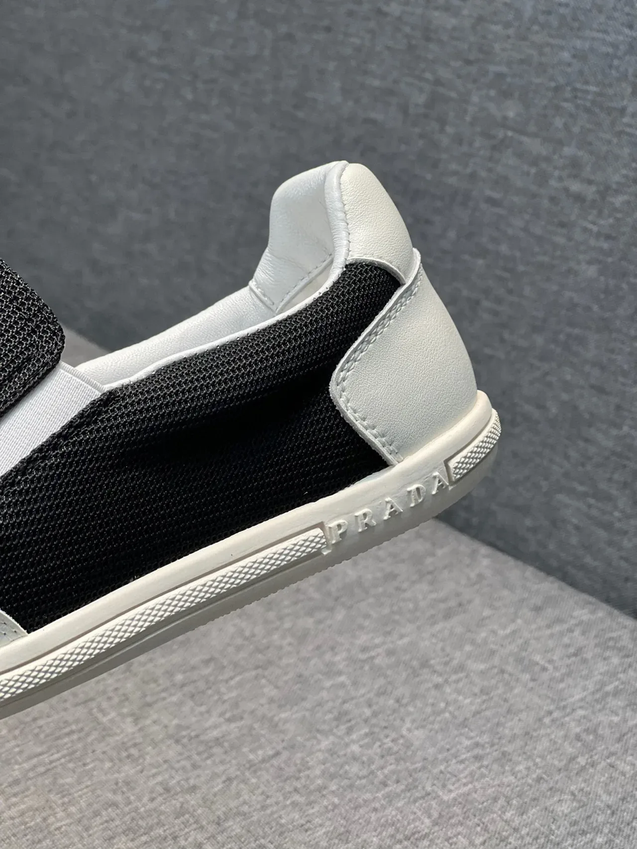 Prada Cloudbust Negro y Blanco Slip-On Malla y Cuero Superior Zapatillas Lifestyle 9