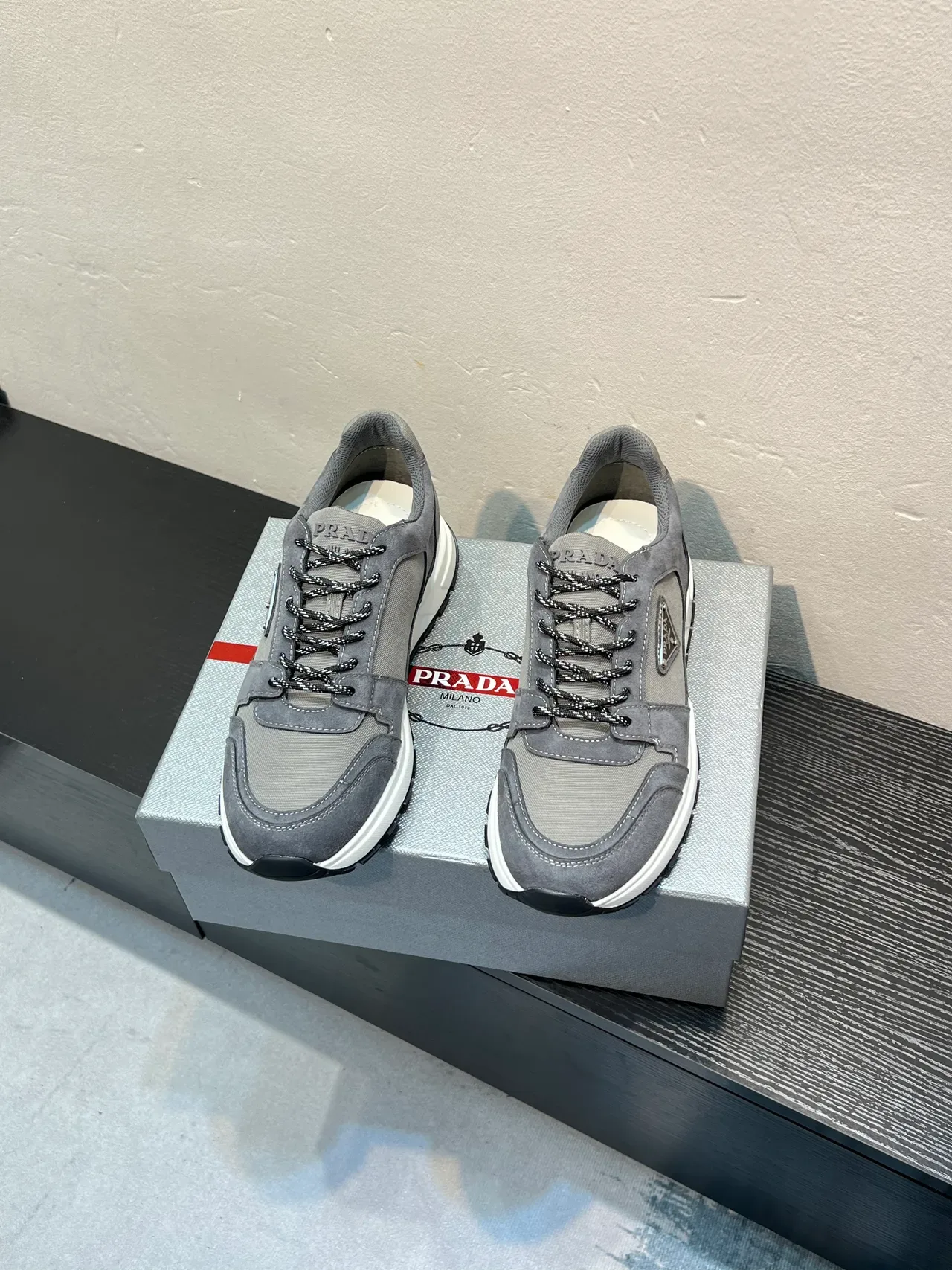 Prada Cloudbust ग्रे सुड और टेक्सटाइल लाइफस्टाइल स्नीकर 2