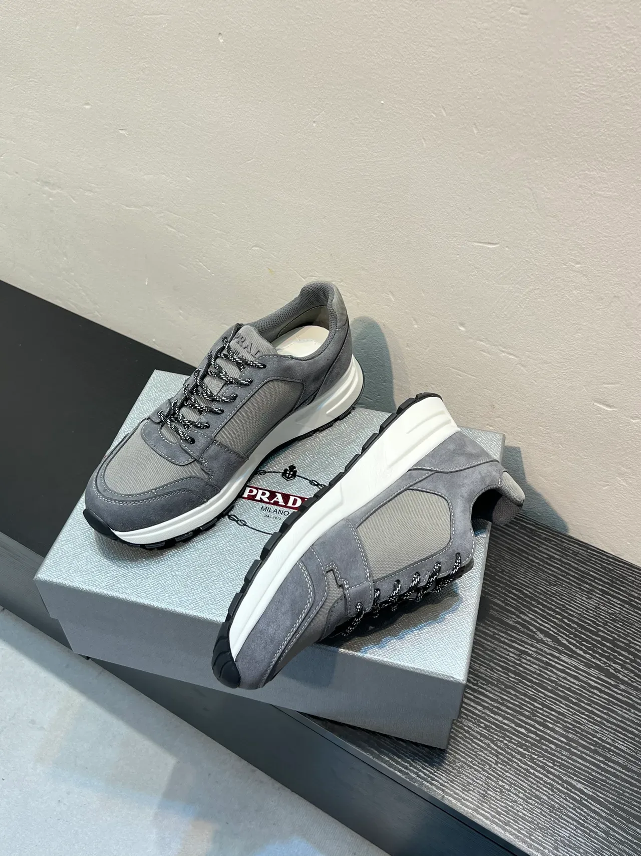 Prada Cloudbust ग्रे सुड और टेक्सटाइल लाइफस्टाइल स्नीकर 4