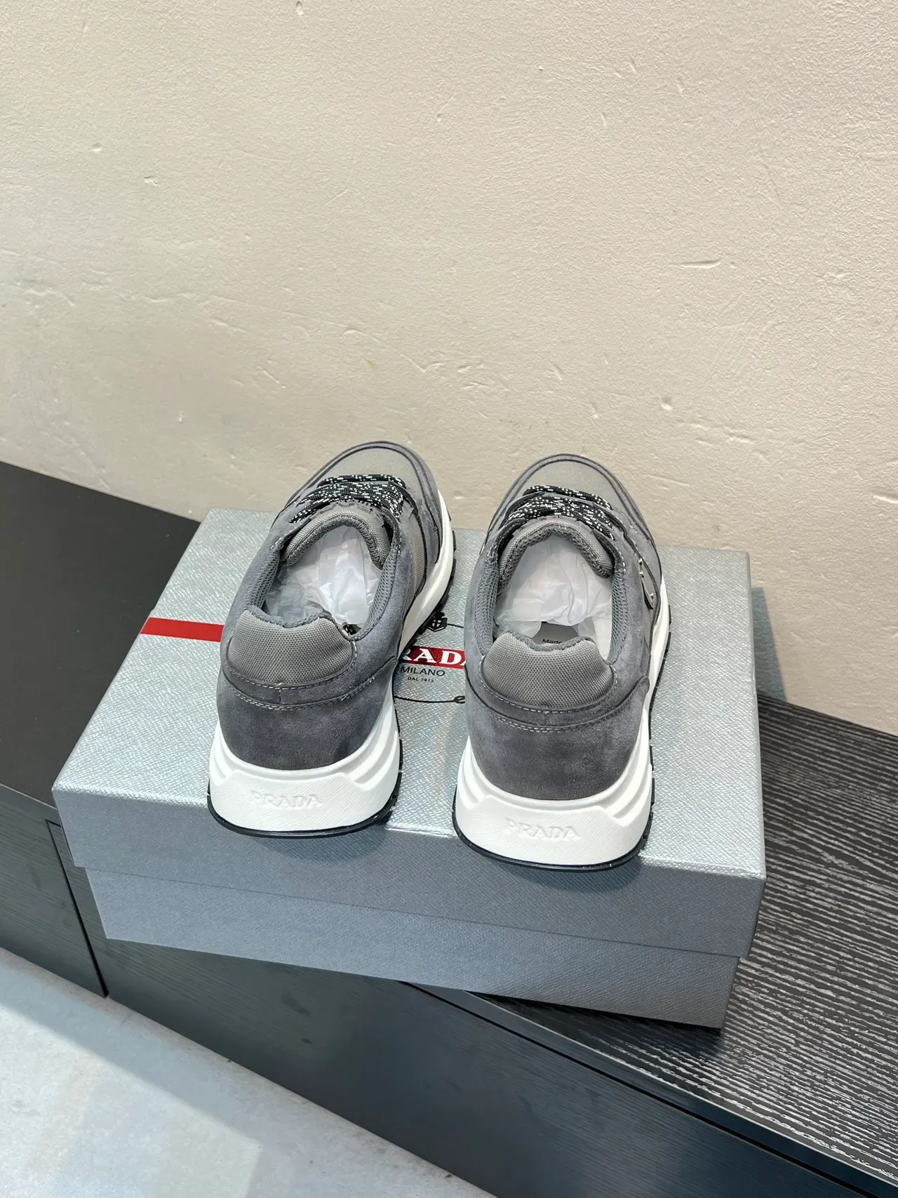 Prada Cloudbust ग्रे सुड और टेक्सटाइल लाइफस्टाइल स्नीकर 6