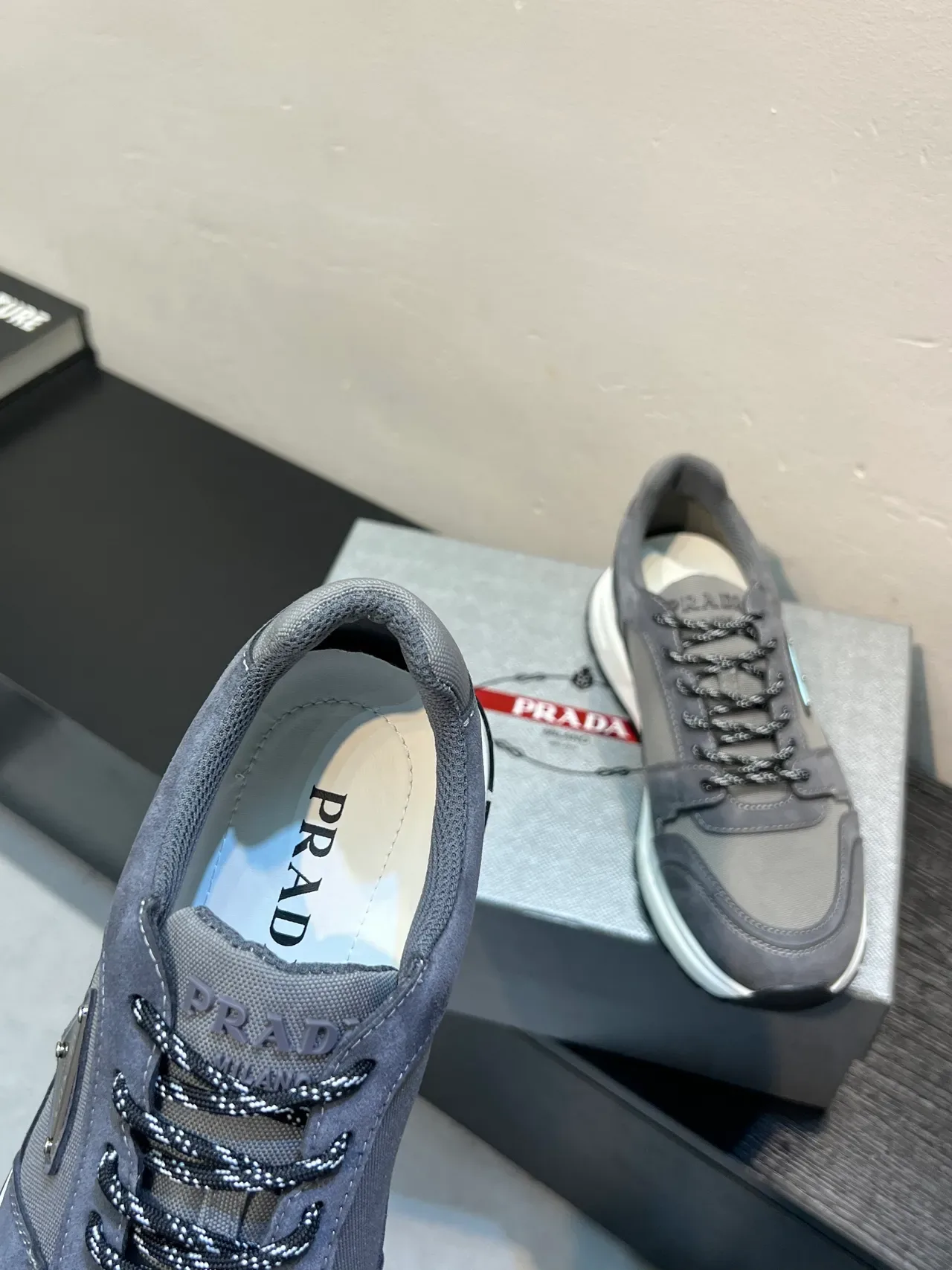 Prada Cloudbust ग्रे सुड और टेक्सटाइल लाइफस्टाइल स्नीकर 7