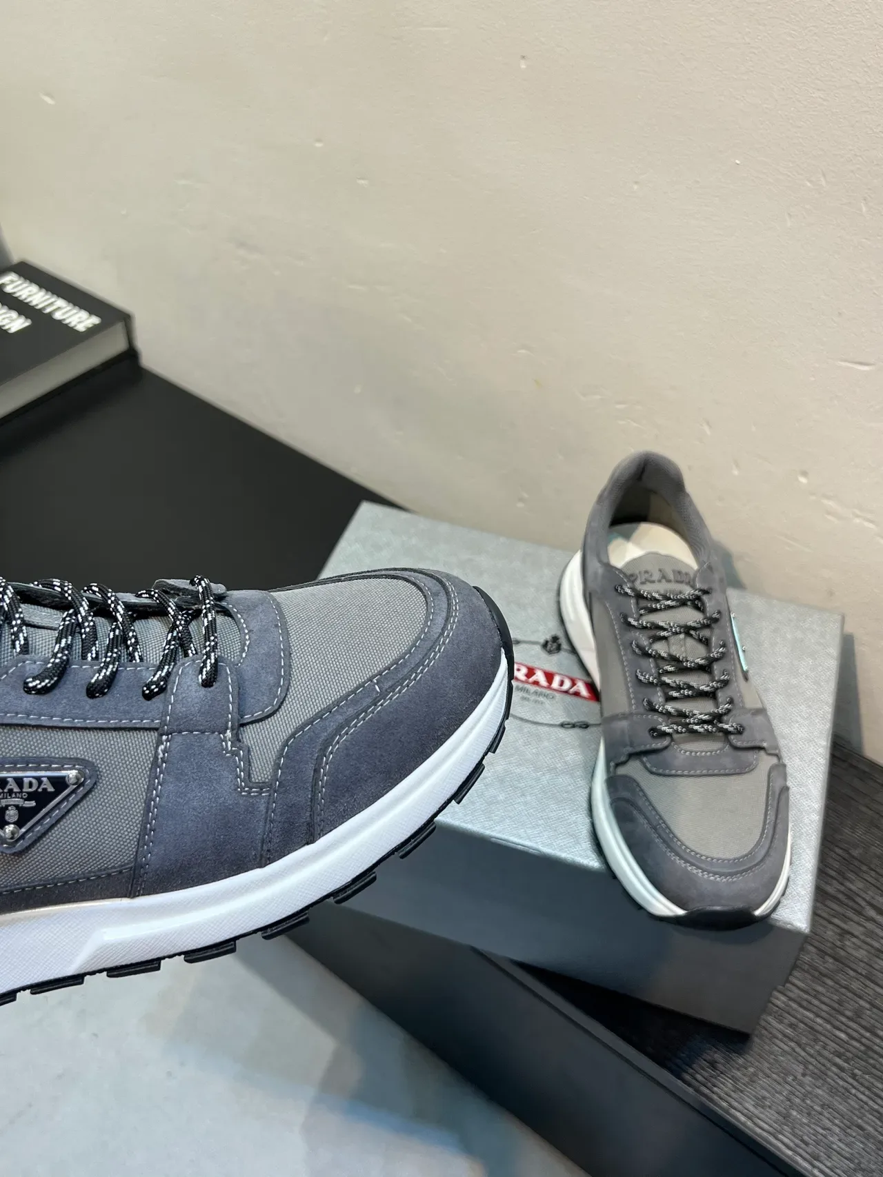 Prada Cloudbust ग्रे सुड और टेक्सटाइल लाइफस्टाइल स्नीकर 8