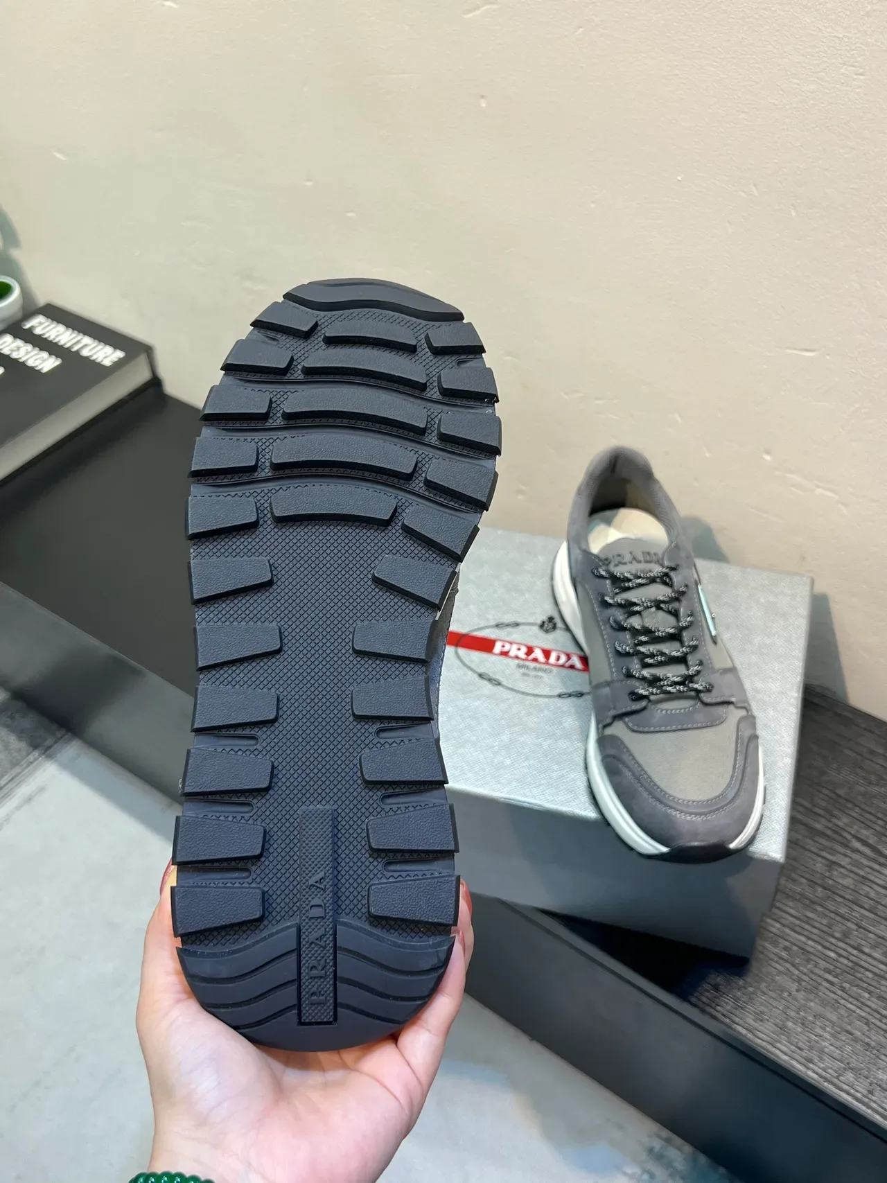 Prada Cloudbust ग्रे सुड और टेक्सटाइल लाइफस्टाइल स्नीकर 9
