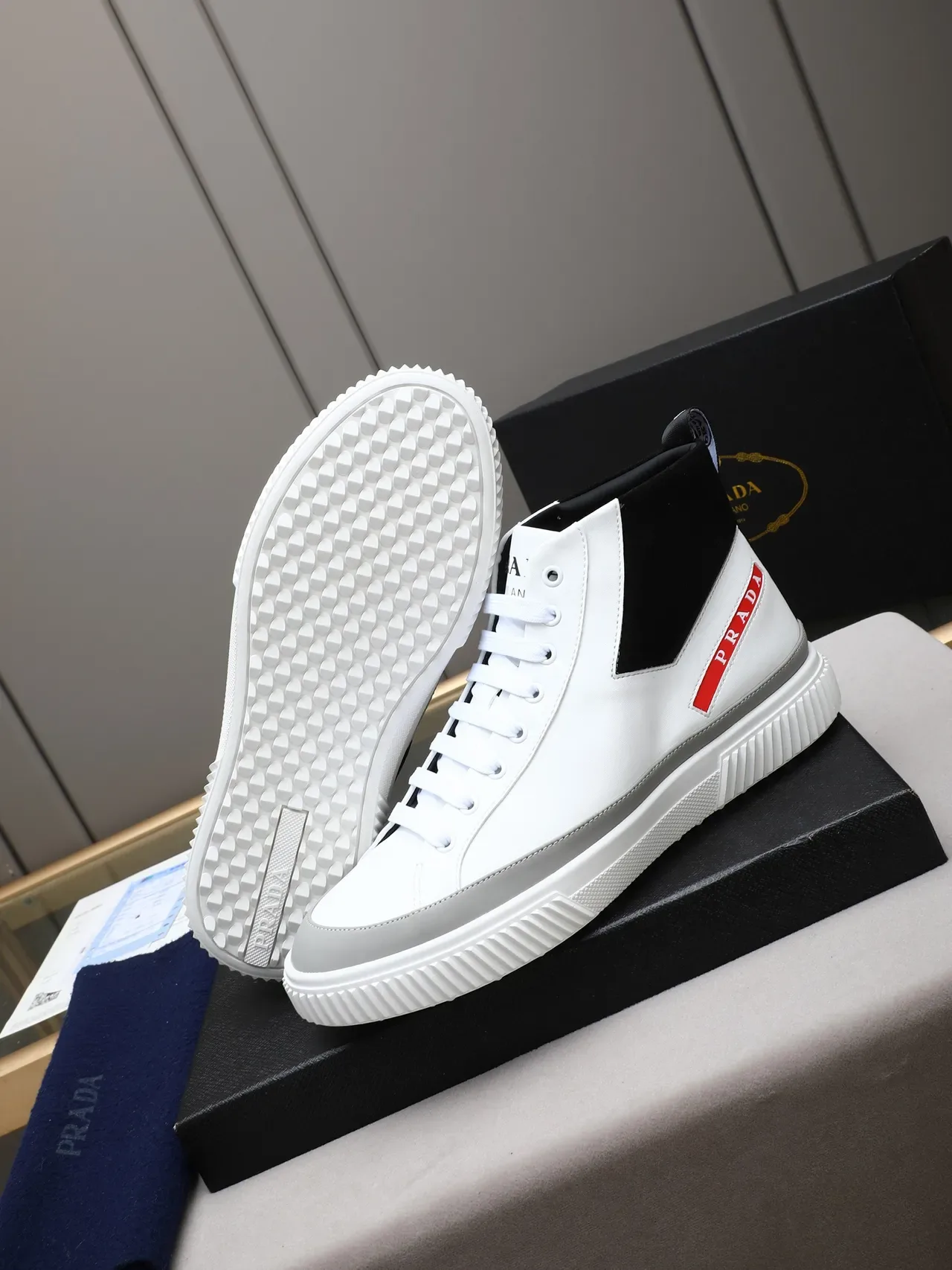 Prada Cloudbust Chaussures Lifestyle Blancs et Noirs Hautes en Cuir et Daim 4