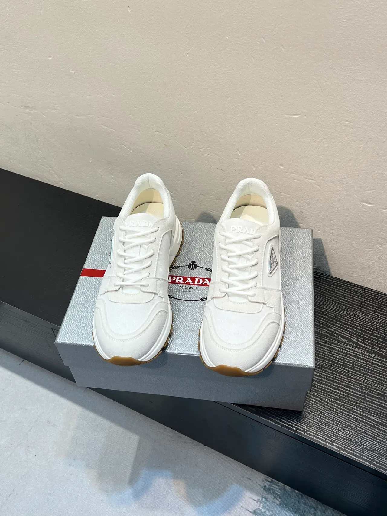 Prada Cloudbust حذاء رياضي أبيض من النسيج والسويد 2