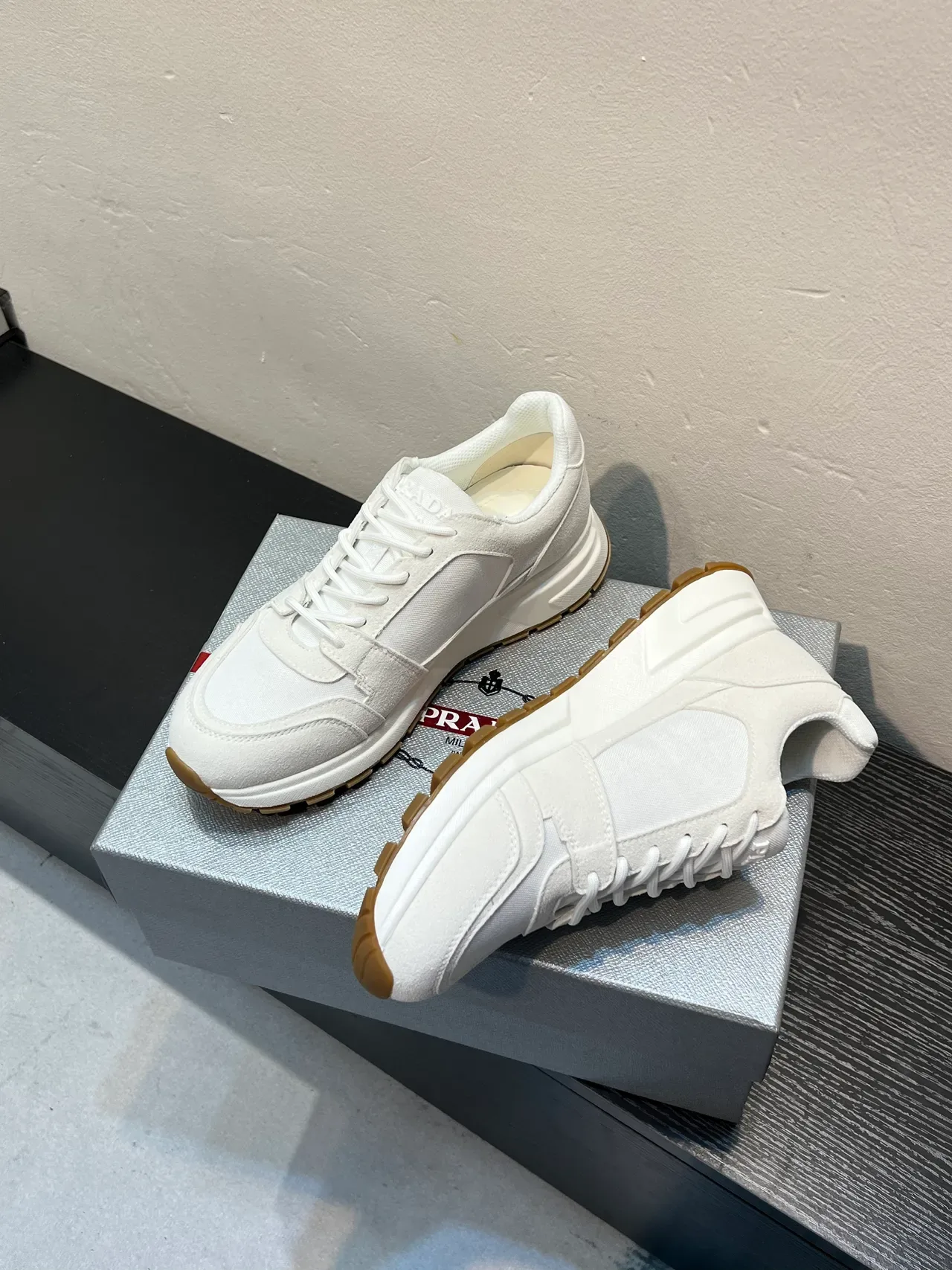 Prada Cloudbust حذاء رياضي أبيض من النسيج والسويد 4