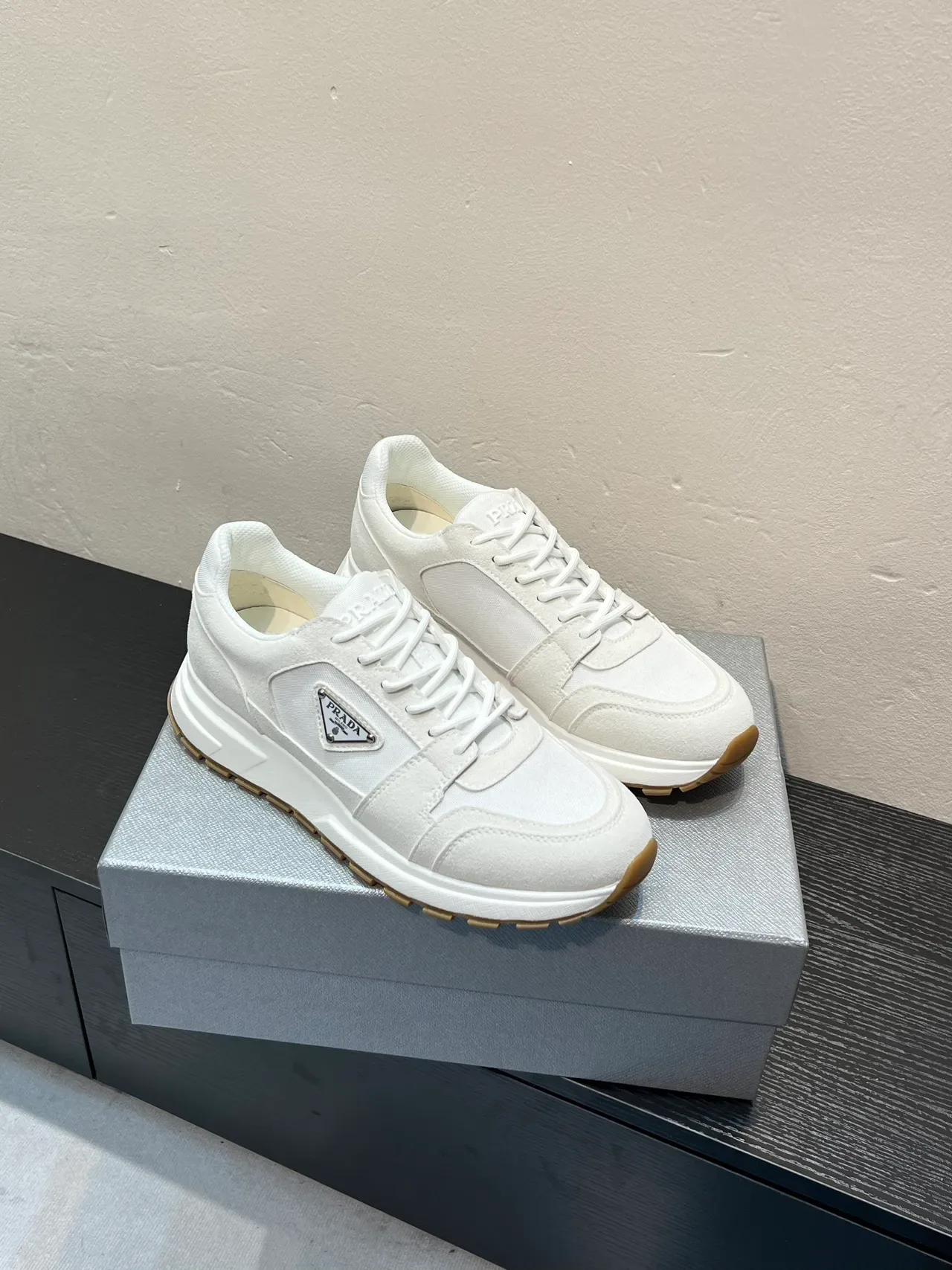 Prada Cloudbust حذاء رياضي أبيض من النسيج والسويد 5