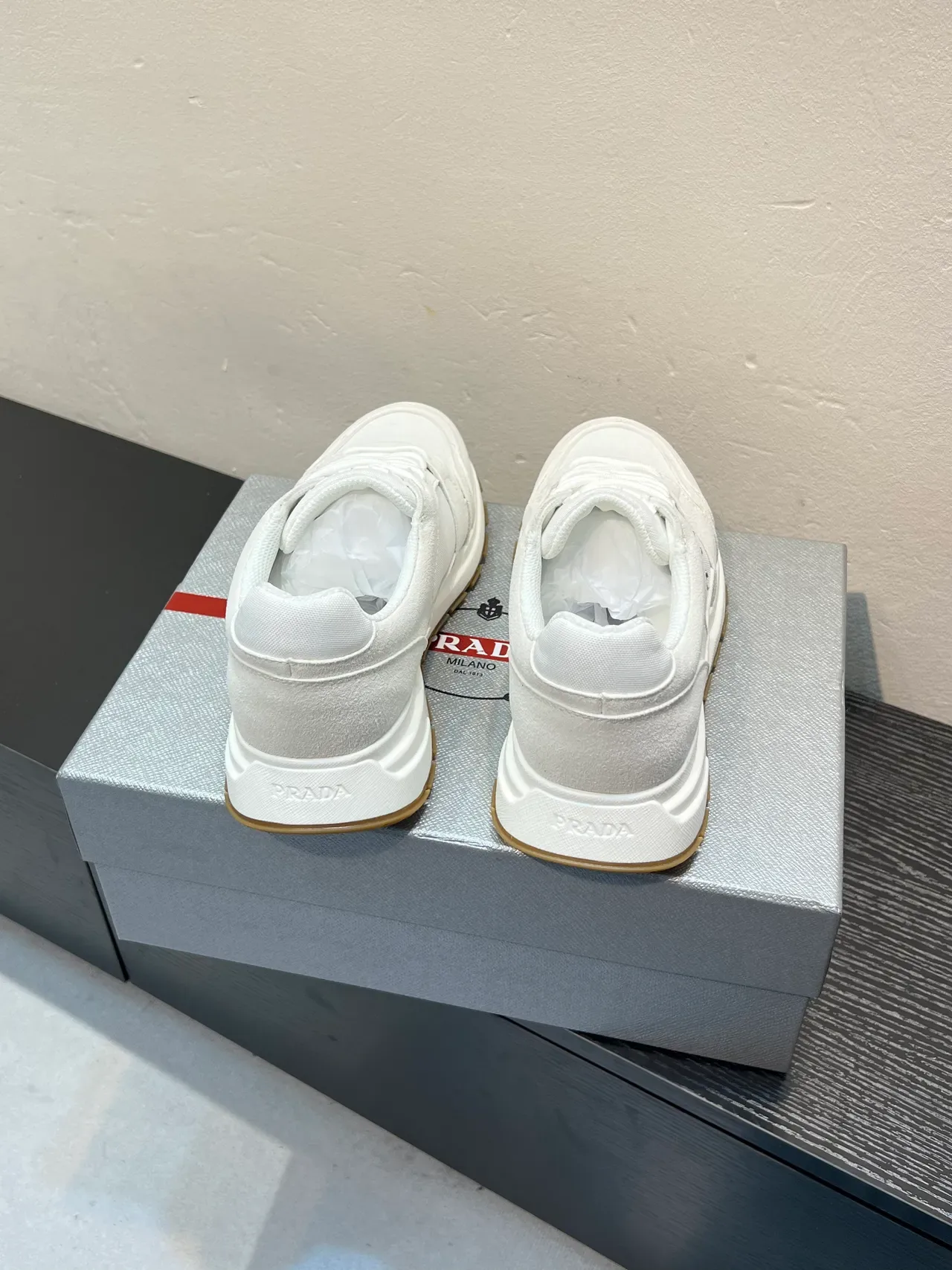 Prada Cloudbust حذاء رياضي أبيض من النسيج والسويد 6