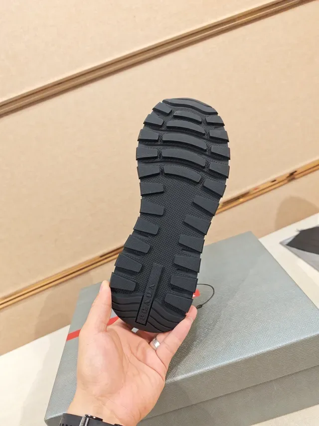 Prada 灰白麂皮网面雕塑中底生活方式运动鞋 2