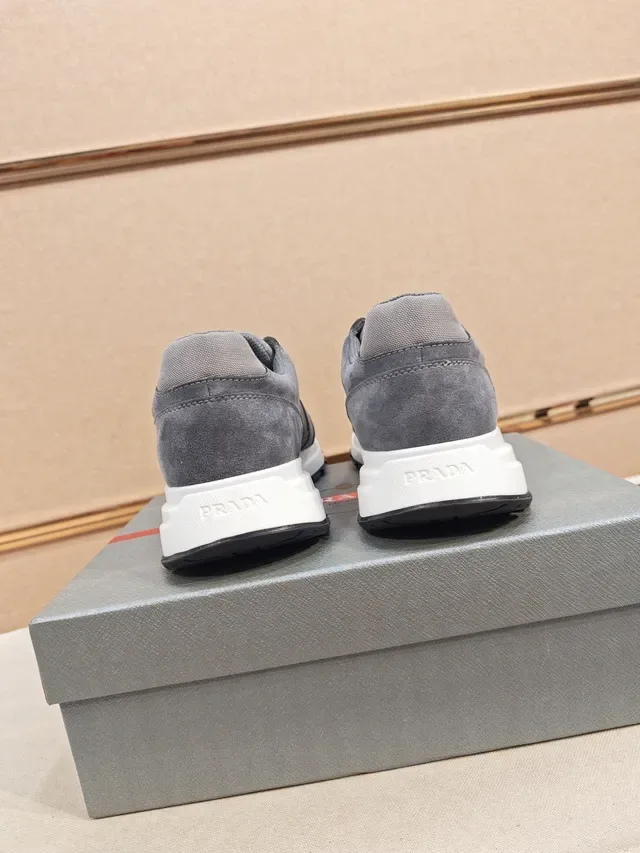 Prada 灰白麂皮网面雕塑中底生活方式运动鞋 3