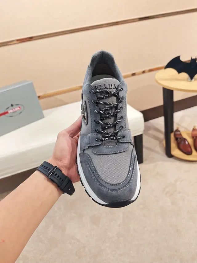 Prada 灰白麂皮网面雕塑中底生活方式运动鞋 5