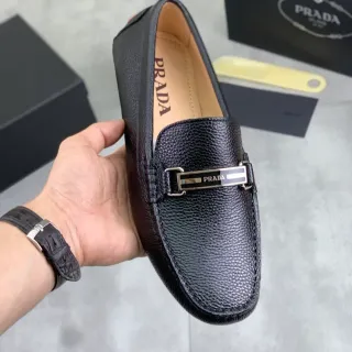 Prada Mocassin Noir Brun Cuir grainé Détail de plaque métallique Mocassin