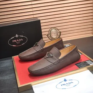 Prada लूफर भूरा बीज चमड़ा धातु त्रिकोण प्रतीक प्लेक लूफर