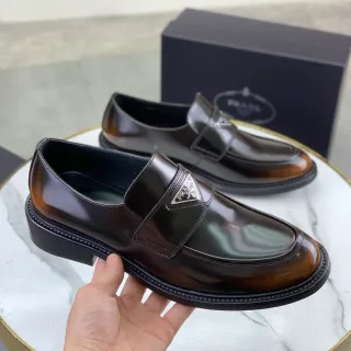 Prada दो-रंग चमकदार चमड़े का Penny Loafer