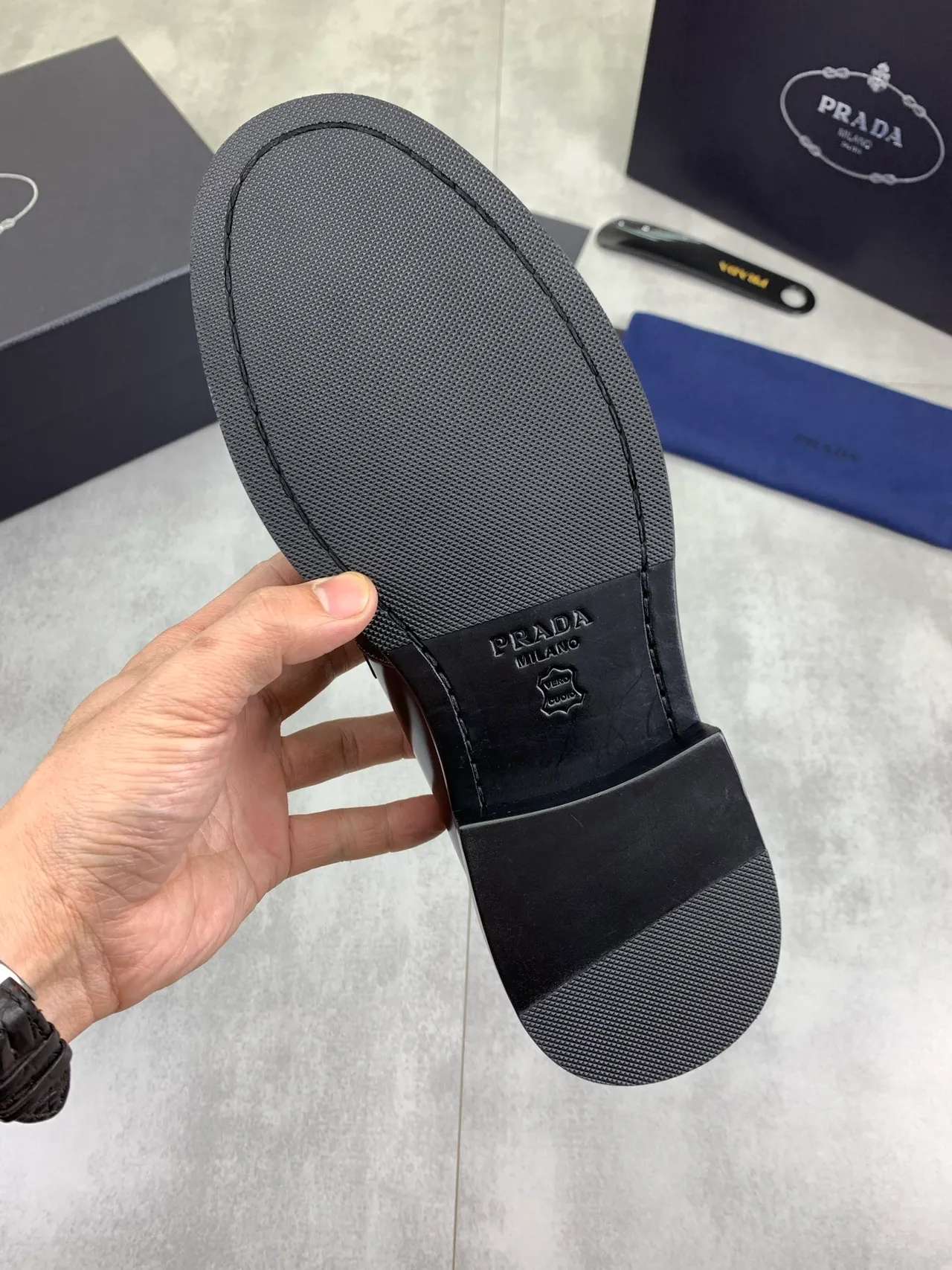 Prada mocassim de couro brilhante de duas cores Penny Loafer 3
