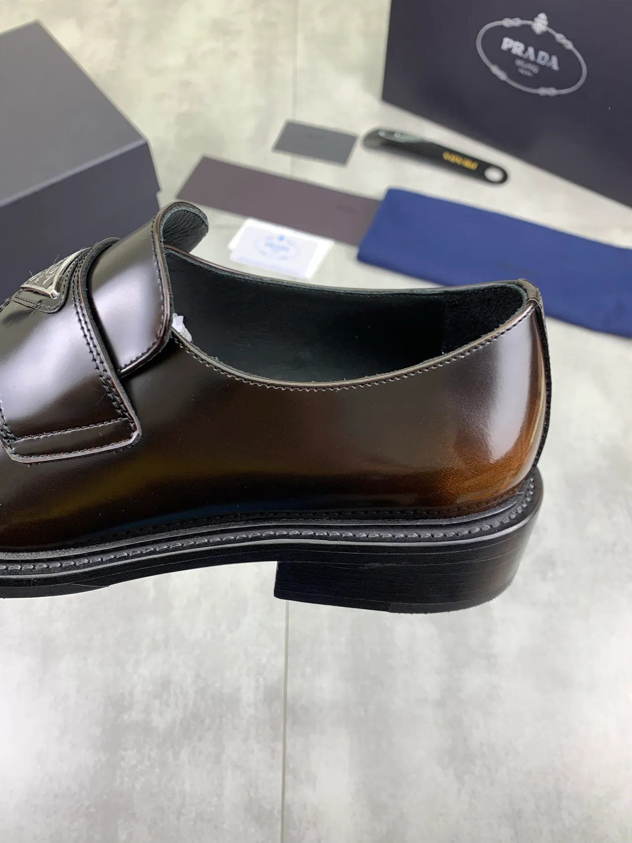 Prada mocassim de couro brilhante de duas cores Penny Loafer 4