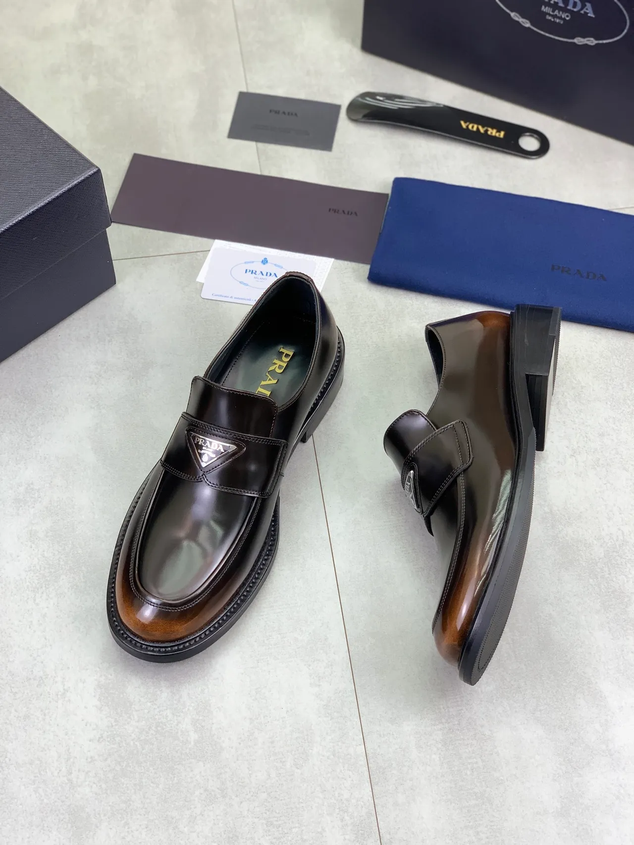 Prada mocassim de couro brilhante de duas cores Penny Loafer 5