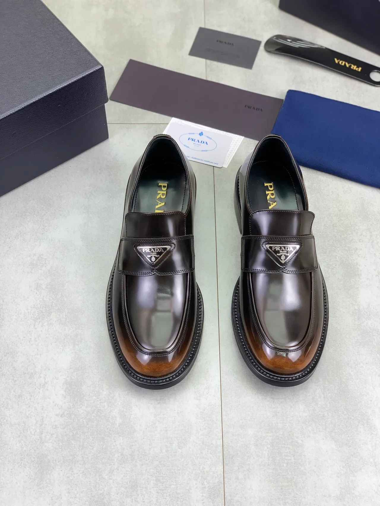 Prada mocassim de couro brilhante de duas cores Penny Loafer 6