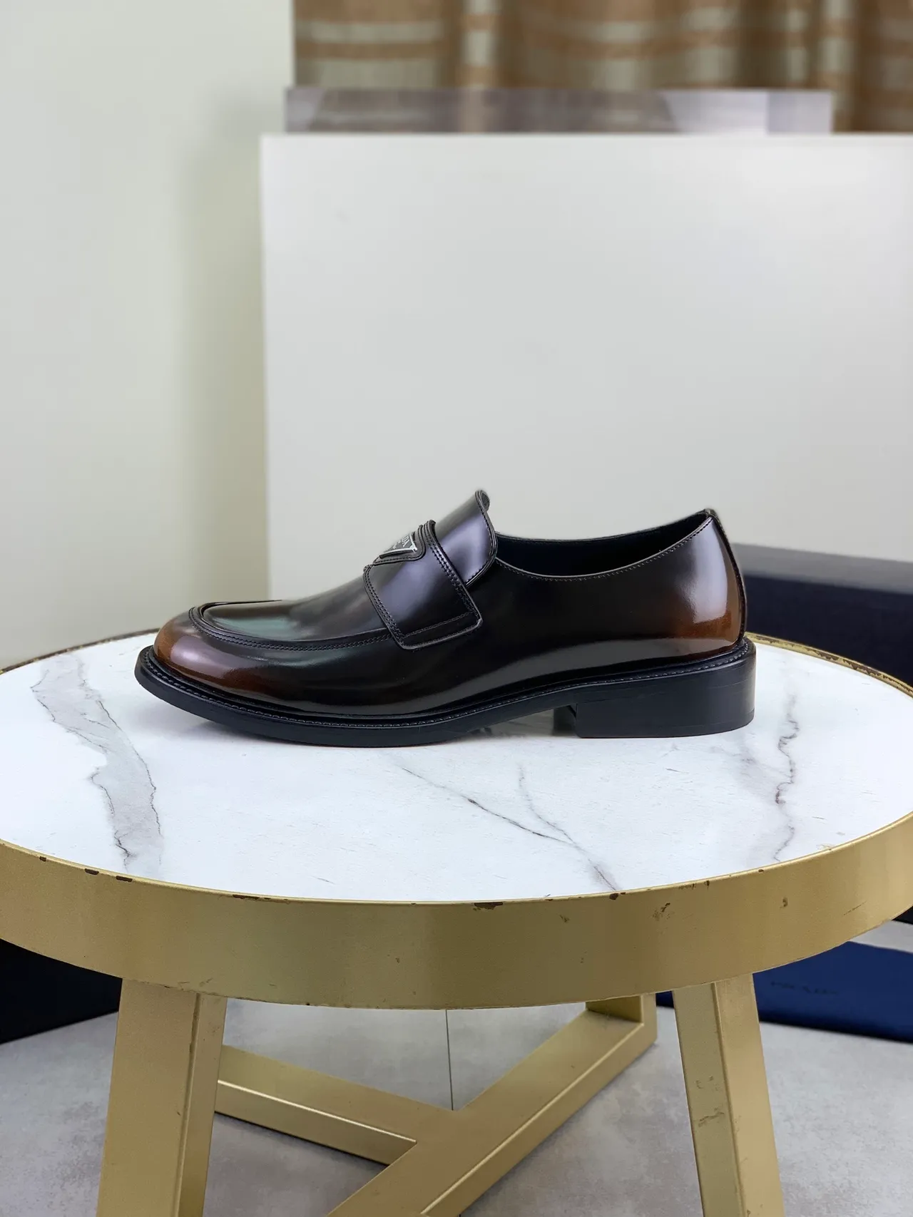 Prada mocassim de couro brilhante de duas cores Penny Loafer 7