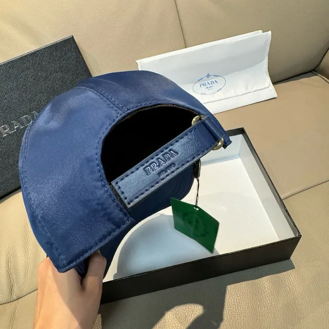 Prada নেভি হোয়াইট স্ট্রাকচার্ড ছয় প্যানেল নাইলন-লাইক শীন বেসবল ক্যাপ 3
