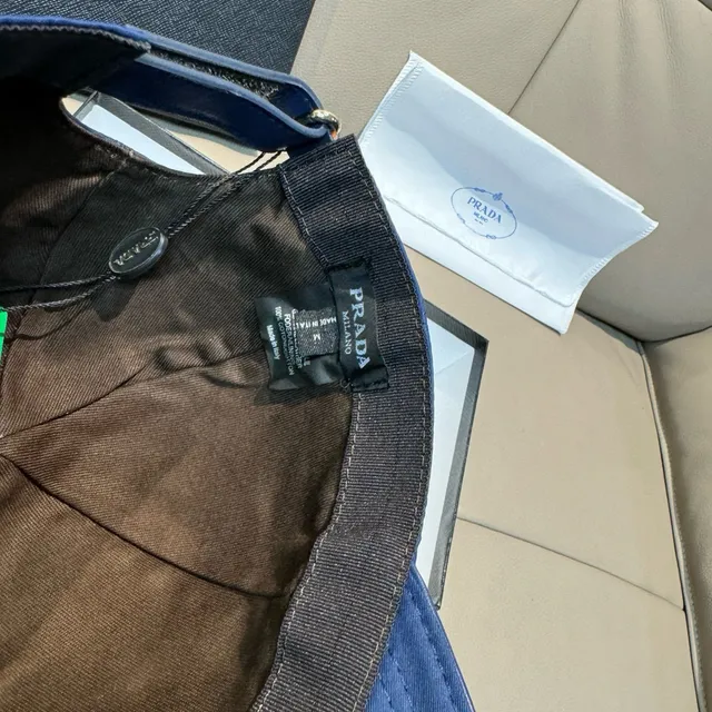 Prada নেভি হোয়াইট স্ট্রাকচার্ড ছয় প্যানেল নাইলন-লাইক শীন বেসবল ক্যাপ 4