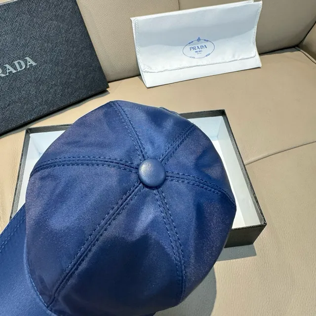 Prada নেভি হোয়াইট স্ট্রাকচার্ড ছয় প্যানেল নাইলন-লাইক শীন বেসবল ক্যাপ 5