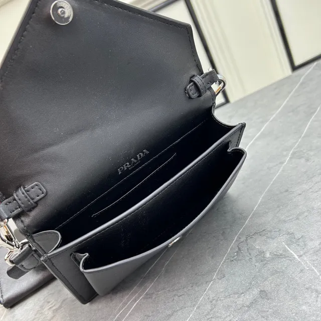 Prada Re-Nylon Sac bandoulière noir argent flap d'enveloppe texturé Saffiano sac messager 2