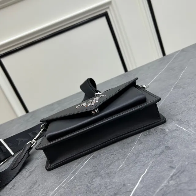 Prada Re-Nylon Sac bandoulière noir argent flap d'enveloppe texturé Saffiano sac messager 3