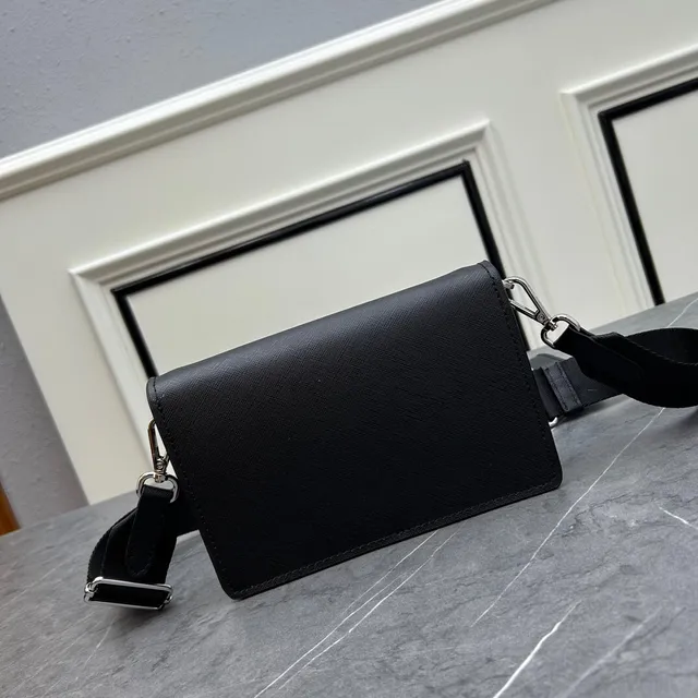 Prada Re-Nylon Sac bandoulière noir argent flap d'enveloppe texturé Saffiano sac messager 4
