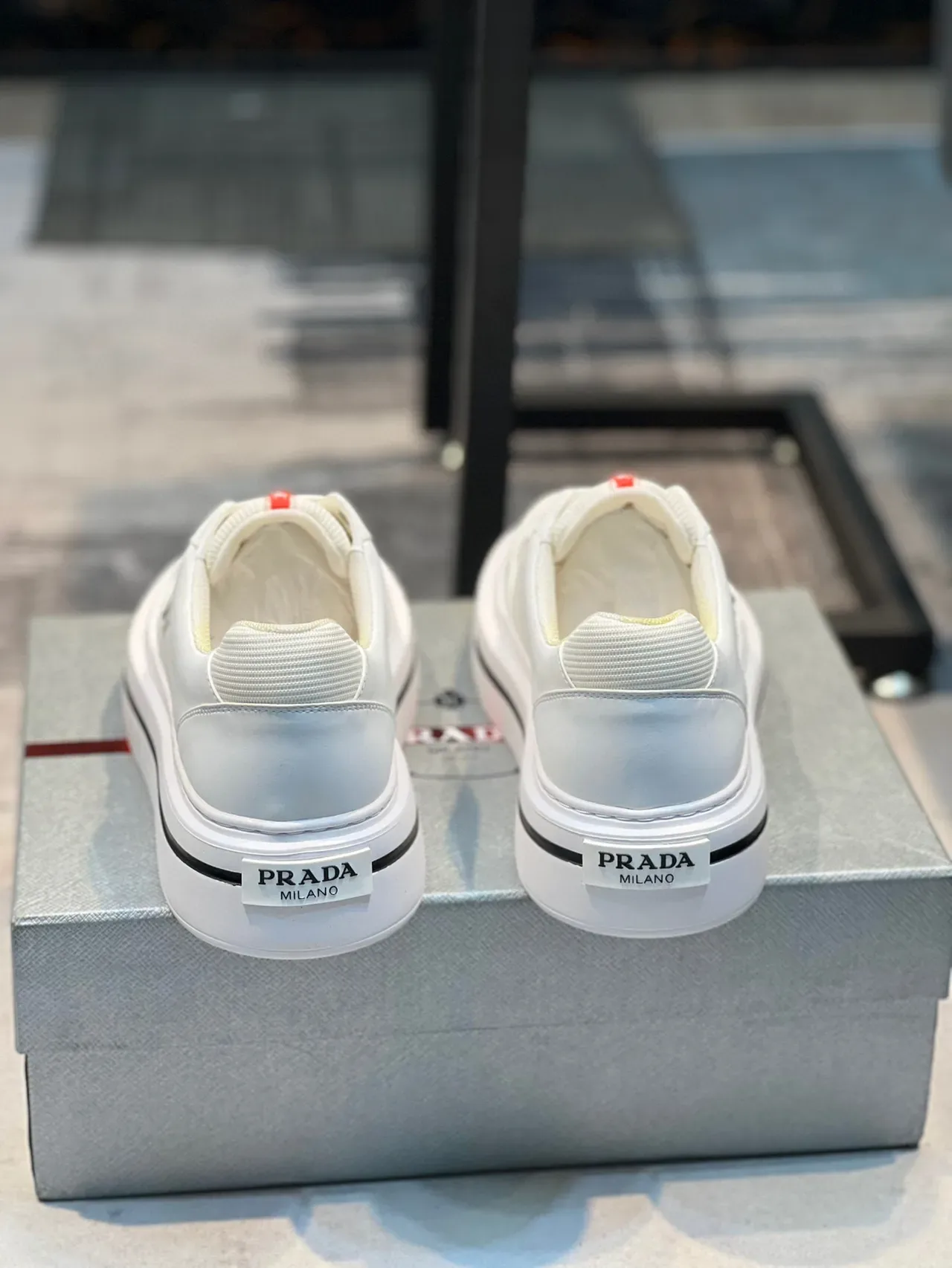 Prada 白色红色 低帮平台 纺织-皮革混合面料 生活方式运动鞋 2