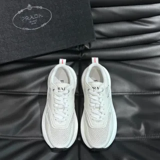 Prada 白红 穿孔脚趾面板 分层合成鞋面 生活方式运动鞋
