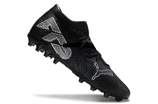 Puma أحذية كرة القدم السوداء والفضية مع ياقة محبوكة وجزء علوي اصطناعي متنقش للأرض الصلبة 2